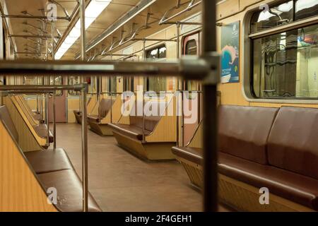 Leerer Innenraum des russischen U-Bahn-Waggons oder Waggons in Sofia, Bulgarien, Osteuropa, EU Stockfoto