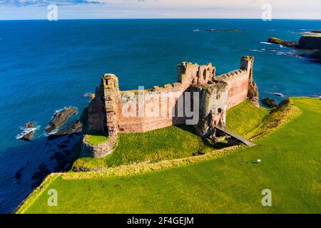 Luftaufnahme von Tantallon Castle auf Meeresklippen Küste in East Lothian Schottland Großbritannien Stockfoto