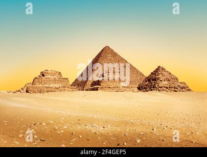Ägyptische Pyramiden bei Sonnenuntergang, Gräber des Pharao Menkaure, Mykerinos oder Menkheres mit Stufenpyramiden. Stockfoto