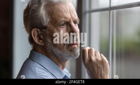 Besorgt nervös älteren Mann Blick auf Fenster warten auf jemanden Stockfoto