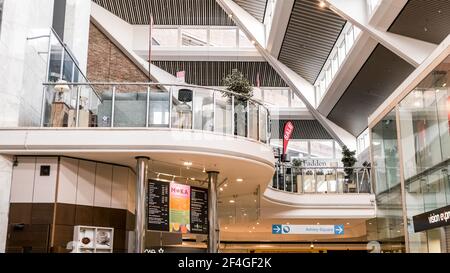 Epsom London Großbritannien, March21 2021, Moderne Innenarchitektur eines Einkaufszentrums oder einer Mall Stockfoto