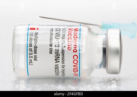 Original COVID-19 Impfampulle der Firma Moderna Stockfoto
