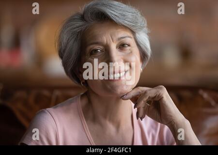 Glücklich reifen latein weiblich Blick auf Kamera mit weißem Lächeln Stockfoto