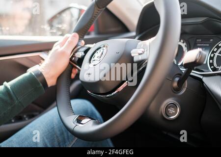 Mann fährt neue Skoda Auto. Auto fahren. Mans Hand auf dem Rad. Mietwagen Konzept, März 2021, Prag, Tschechische Republik Stockfoto