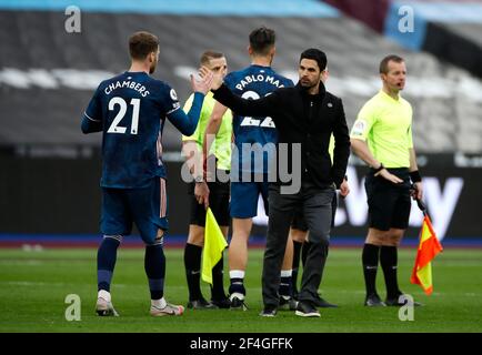 Arsenals Calum Chambers (links) High Fives Manager Mikel Arteta (rechts) nach dem Premier League Spiel im London Stadium, London. Bilddatum: Sonntag, 21. März 2021. Stockfoto