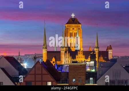 Luftaufnahme der Kirche Santa Maria bei Sonnenuntergang in der Altstadt von Danzig, Polen Stockfoto