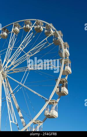 Zamora, Spanien. März 20,2021. Weißes Riesenrad mit dem blauen Himmel im Hintergrund während der Ostermesse der Attraktionen. Stockfoto