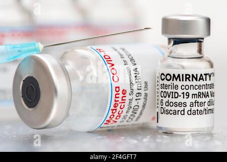 Original COVID-19 Impfampulle der Firma Moderne und Pfizer-BioNTech Stockfoto