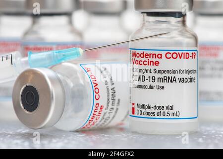 Original COVID-19 Impfampulle der Firma Moderna Stockfoto