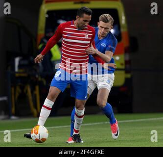 BUDAPEST, UNGARN - 18. MÄRZ: Magnus Wolff Eikrem vom FK Molde fordert Angel Montoro von Granada CF während der UEFA Europa League Runde von 16 Second Leg Spiel zwischen Molde und Granada in der Puskas Arena am 18. März 2021 in Budapest, Ungarn. Sportstadien in ganz Europa unterliegen aufgrund der Coronavirus-Pandemie strengen Beschränkungen, da staatliche Gesetze zur sozialen Distanzierung Fans in Veranstaltungsorten verbieten, was dazu führt, dass Spiele hinter verschlossenen Türen gespielt werden. Stockfoto