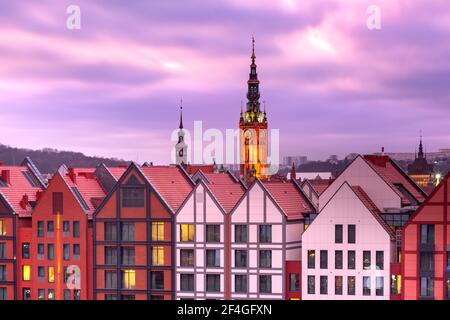 Luftaufnahme des Rathauses bei Sonnenuntergang in der Altstadt von Danzig, Polen Stockfoto