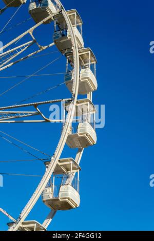 Zamora, Spanien. März 20,2021. Weißes Riesenrad mit dem blauen Himmel im Hintergrund während der Ostermesse der Attraktionen. Stockfoto