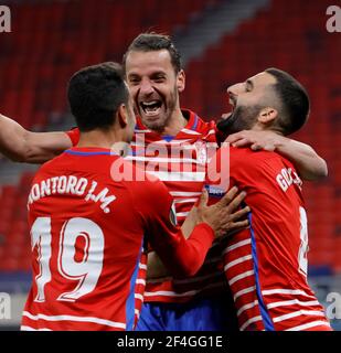 BUDAPEST, UNGARN - 18. MÄRZ: Roberto Soldado aus Granada CF feiert sein Tor mit Teamkollegen während der UEFA Europa League Runde des 16 Second Leg Spiels zwischen Molde und Granada in der Puskas Arena am 18. März 2021 in Budapest, Ungarn. Sportstadien in ganz Europa unterliegen aufgrund der Coronavirus-Pandemie strengen Beschränkungen, da staatliche Gesetze zur sozialen Distanzierung Fans in Veranstaltungsorten verbieten, was dazu führt, dass Spiele hinter verschlossenen Türen gespielt werden. Stockfoto