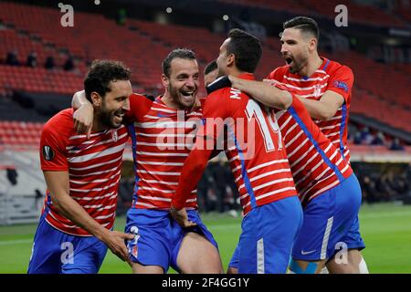 BUDAPEST, UNGARN - 18. MÄRZ: Roberto Soldado aus Granada CF feiert sein Tor mit Teamkollegen während der UEFA Europa League Runde des 16 Second Leg Spiels zwischen Molde und Granada in der Puskas Arena am 18. März 2021 in Budapest, Ungarn. Sportstadien in ganz Europa unterliegen aufgrund der Coronavirus-Pandemie strengen Beschränkungen, da staatliche Gesetze zur sozialen Distanzierung Fans in Veranstaltungsorten verbieten, was dazu führt, dass Spiele hinter verschlossenen Türen gespielt werden. Stockfoto