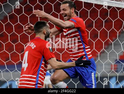 BUDAPEST, UNGARN - 18. MÄRZ: Roberto Soldado aus Granada CF feiert sein Tor mit Teamkollegen während der UEFA Europa League Runde des 16 Second Leg Spiels zwischen Molde und Granada in der Puskas Arena am 18. März 2021 in Budapest, Ungarn. Sportstadien in ganz Europa unterliegen aufgrund der Coronavirus-Pandemie strengen Beschränkungen, da staatliche Gesetze zur sozialen Distanzierung Fans in Veranstaltungsorten verbieten, was dazu führt, dass Spiele hinter verschlossenen Türen gespielt werden. Stockfoto