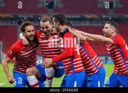 BUDAPEST, UNGARN - 18. MÄRZ: Roberto Soldado aus Granada CF feiert sein Tor mit Teamkollegen während der UEFA Europa League Runde des 16 Second Leg Spiels zwischen Molde und Granada in der Puskas Arena am 18. März 2021 in Budapest, Ungarn. Sportstadien in ganz Europa unterliegen aufgrund der Coronavirus-Pandemie strengen Beschränkungen, da staatliche Gesetze zur sozialen Distanzierung Fans in Veranstaltungsorten verbieten, was dazu führt, dass Spiele hinter verschlossenen Türen gespielt werden. Stockfoto