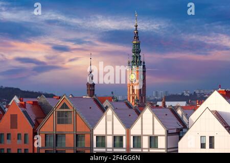 Luftaufnahme des Rathauses bei Sonnenuntergang in der Altstadt von Danzig, Polen Stockfoto