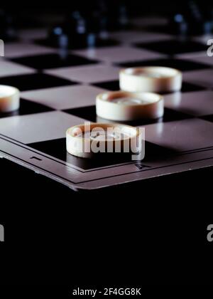 Schachbrettmuster mit Checkers. Spiel Konzept. Brettspiel. Hobby. Steine auf dem Spielfeld für ein Spiel Stockfoto
