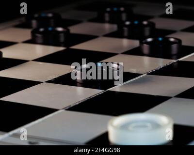 Schachbrettmuster mit Checkers. Spiel Konzept. Brettspiel. Hobby. Steine auf dem Spielfeld für ein Spiel Stockfoto