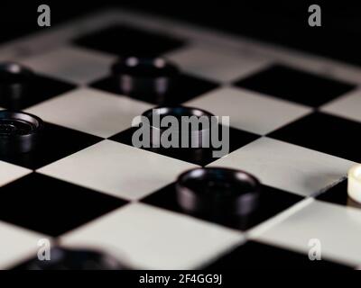Schachbrettmuster mit Checkers. Spiel Konzept. Brettspiel. Hobby. Steine auf dem Spielfeld für ein Spiel Stockfoto