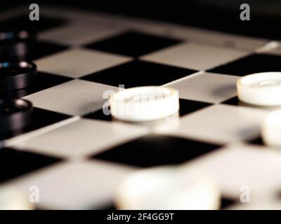 Schachbrettmuster mit Checkers. Spiel Konzept. Brettspiel. Hobby. Steine auf dem Spielfeld für ein Spiel Stockfoto