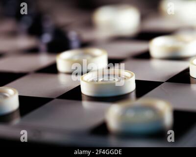 Schachbrettmuster mit Checkers. Spiel Konzept. Brettspiel. Hobby. Steine auf dem Spielfeld für ein Spiel Stockfoto