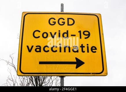 Wegweiser für ein Covid-19 Impfzentrum in der Stadt Veenendaal, Niederlande Stockfoto
