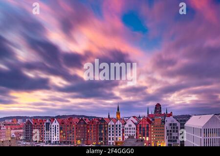 Luftpanorama der Kirche der Heiligen Maria und Rathaus bei Sonnenuntergang in der Altstadt von Danzig, Polen Stockfoto