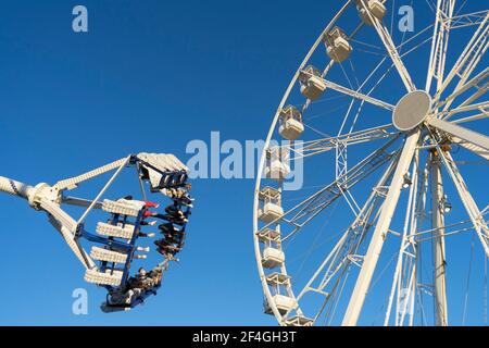 Zamora, Spanien. März 20,2021. Weißes Riesenrad mit dem blauen Himmel im Hintergrund während der Ostermesse der Attraktionen. Stockfoto