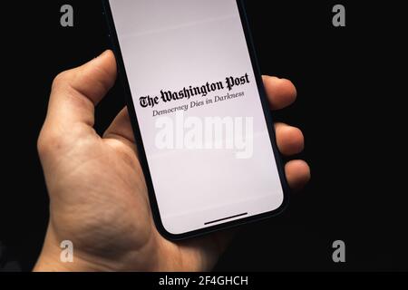 Charkow, Ukraine - 17. März 2021: Man benutzt die washington News App Stockfoto