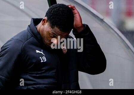 ALKMAAR, NIEDERLANDE - 21. MÄRZ: Denzel Dumfries vom PSV enttäuschte nach der Niederlage beim niederländischen Eredivsie-Spiel zwischen AZ und PSV im AFAS Stadion Stockfoto