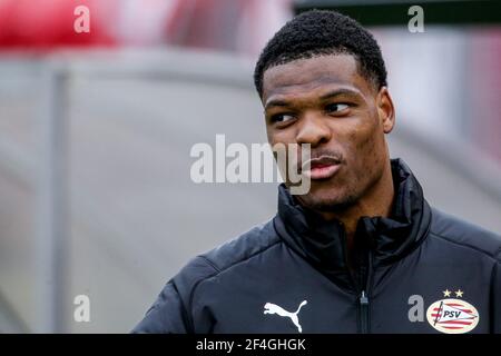 ALKMAAR, NIEDERLANDE - 21. MÄRZ: Denzel Dumfries vom PSV während des niederländischen Eredivsie-Spiels zwischen AZ und PSV im AFAS Stadion am 21. März 2021 in Alkma Stockfoto