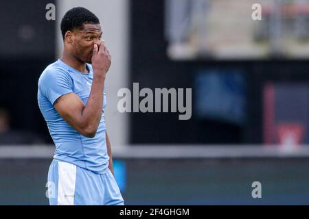 ALKMAAR, NIEDERLANDE - 21. MÄRZ: Denzel Dumfries vom PSV enttäuschte nach der Niederlage beim niederländischen Eredivsie-Spiel zwischen AZ und PSV im AFAS Stadion Stockfoto