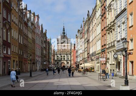 Danzig, Polen - 16. April 2018: Wunderschöne historische Häuser und goldenes Tor an der langen Gasse in der Altstadt von Danzig Stockfoto