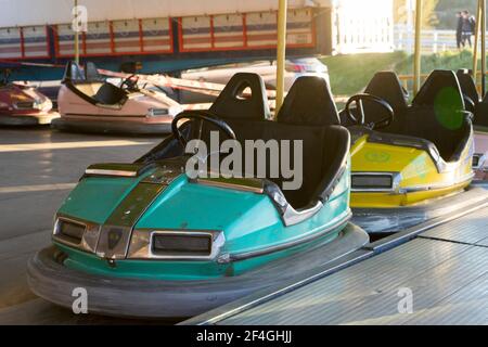 Zamora, Spanien. März 20, 2021. Autoscooter stoppten während der Ostermesse an der Attraktion. Stockfoto