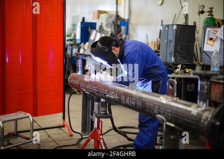 Arbeiter, der einen Winkelschleifer betreibt und viele Funken erzeugt Stockfoto