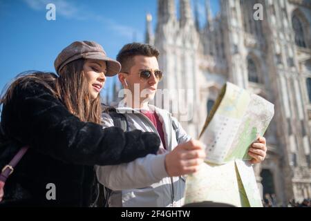 Junge Touristen mit einer Karte in Mailand, Italien Stockfoto