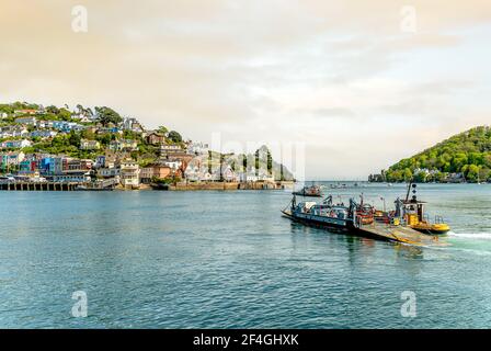 Dartmouth nach Kingswear Autofähre über den Fluss Dart, Devon, England, Großbritannien Stockfoto