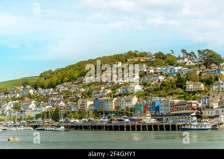 Farbenfrohe Häuser am Ufer von Kingswear von Dartmouth, Devon, England, Großbritannien aus gesehen Stockfoto