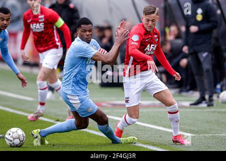 ALKMAAR, NIEDERLANDE - MÄRZ 21: Denzel Dumfries vom PSV, Jesper Karlsson von AZ während des niederländischen Eredivsie-Spiels zwischen AZ und PSV im AFAS Stadion Stockfoto