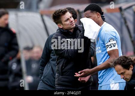 ALKMAAR, NIEDERLANDE - 21. MÄRZ: Denzel Dumfries vom PSV, der sich nach einer Verletzung durch das Stabsmitglied während des niederländischen Eredivsie-Spiels zwischen AZ die Nase wischte Stockfoto