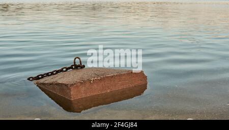 Kleiner Anker für Boote und kleine Schiffe im Meer Anschluss Stockfoto