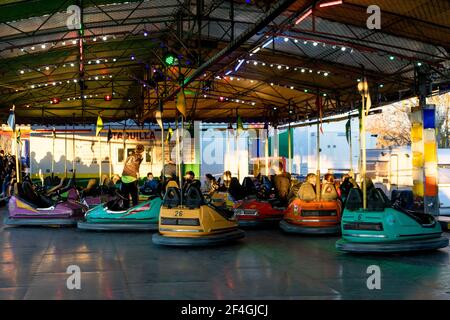 Zamora, Spanien. März 20, 2021. Autoscooter stoppten während der Ostermesse an der Attraktion. Stockfoto