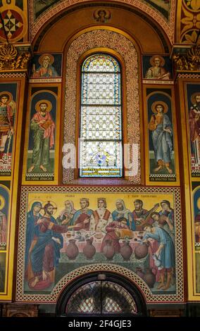 Zagreb, Kroatien, Republika Hrvatska. Die orthodoxe Kathedrale, die der Verklärung Jesu gewidmet ist, wurde 1866 nach einem Entwurf des kroatischen Architekten Franjo Klein erbaut. Es wurde 1883-1884 vom Architekten Herman Bollé restauriert. Der Glockenturm wurde im Jahr 1899 gebaut, während die Fassade wurde komplett in den Jahren 1913-1914.das Innere orf die Kirche geändert. Ein Fresko, das die Hochzeit von Kana zeigt. Stockfoto