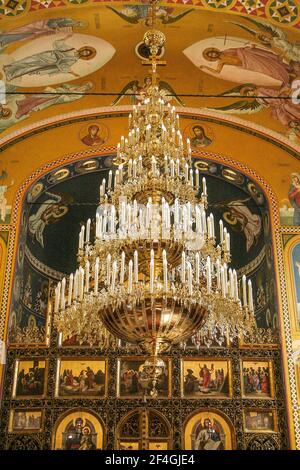 Zagreb, Kroatien, Republika Hrvatska. Die orthodoxe Kathedrale, die der Verklärung Jesu gewidmet ist, wurde 1866 nach einem Entwurf des kroatischen Architekten Franjo Klein erbaut. Es wurde 1883-1884 vom Architekten Herman Bollé restauriert. Der Glockenturm wurde im Jahr 1899 gebaut, während die Fassade wurde komplett in 1913-1914 geändert.Innere der Kirche, Detail des Lüsters. Stockfoto