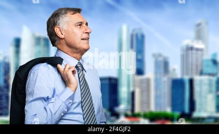 Der leitende Manager hält seine Jacke im Freien Stockfoto