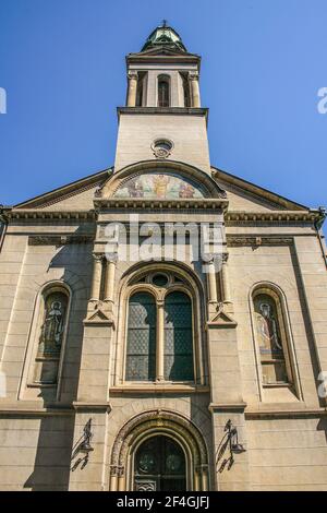 Zagreb, Kroatien, Republika Hrvatska. Die orthodoxe Kathedrale, die der Verklärung Jesu gewidmet ist, wurde 1866 nach einem Entwurf des kroatischen Architekten Franjo Klein erbaut. Es wurde 1883-1884 vom Architekten Herman Bollé restauriert. Der Glockenturm wurde 1899 gebaut, während die Fassade in den Jahren 1913-1914 komplett umgebaut wurde. Stockfoto