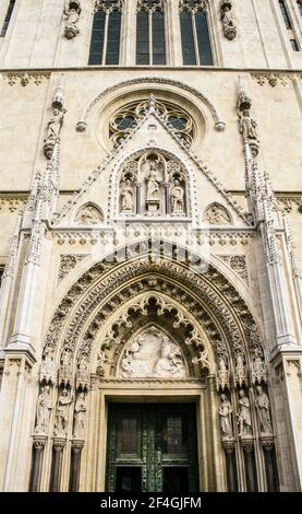 Zagreb, Kroatien, Republika Hrvatska, Europa. Zagreb Kathedrale der Himmelfahrt der seligen Jungfrau Maria, befindet sich auf dem Kaptol Platz, die Kathedrale ist den Königen St. Stephan und St. Ladislaus gewidmet. Architekturstil: Neogotisch, 13th Jahrhundert, das Portal mit der Skulptur der Heiligen Methodius, George, Barbara und Catherine, Florian und Cyril. Stockfoto