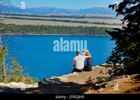 Ein Paar, das sich an einem See in Amerika entspannt. Stockfoto