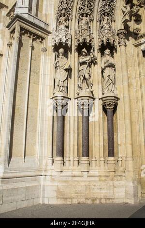 Zagreb, Kroatien, Republika Hrvatska, Europa. Zagreb Kathedrale der Himmelfahrt der seligen Jungfrau Maria, befindet sich auf dem Kaptol Platz, die Kathedrale ist den Königen St. Stephan und St. Ladislaus gewidmet. Architekturstil: Neogotisch, 13th Jahrhundert, die Fassade mit den Statuen des heiligen Methodius, des heiligen Georg und der heiligen Barbara. Stockfoto